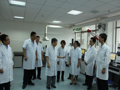 Professor Shi Zhaopeng and our research staff in the laboratory exchange